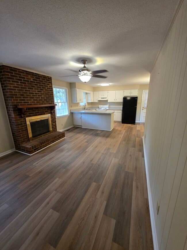 Building Photo - 1301 Fowler Dr