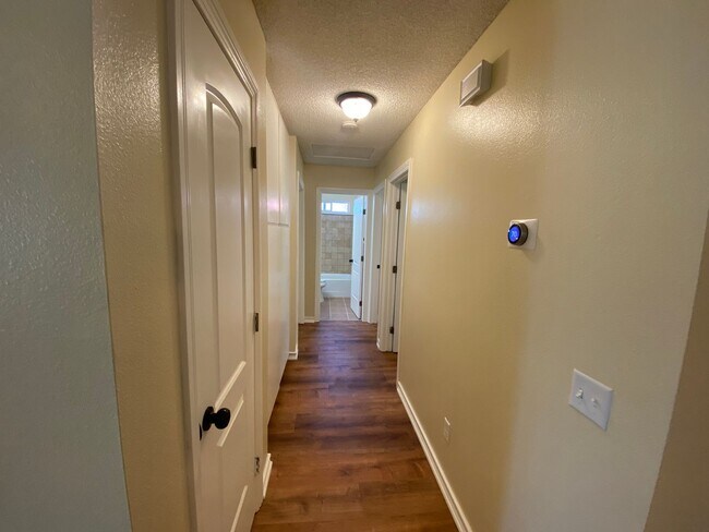 Building Photo - 3 Bedroom Home - Centrally Located with So...