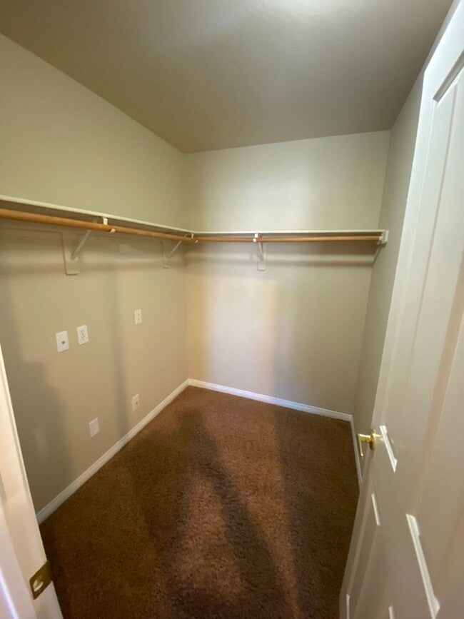 Building Photo - Beautiful 5 bed/3 bath home located in Hen...