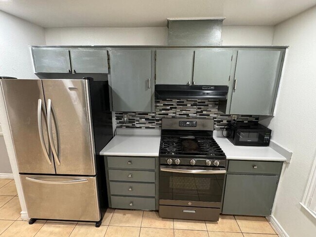 Building Photo - NEWLY RENOVATED ARVIN HOME HAVEN