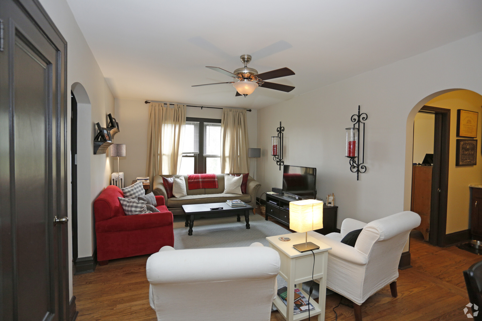 Junior 1BR, 1BA - Living Room - 304 W Touhy Ave