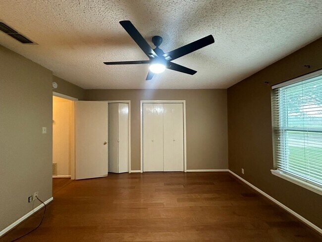 Building Photo - Coming Soon! 3 Bedroom 2 Bath in Whitehous...