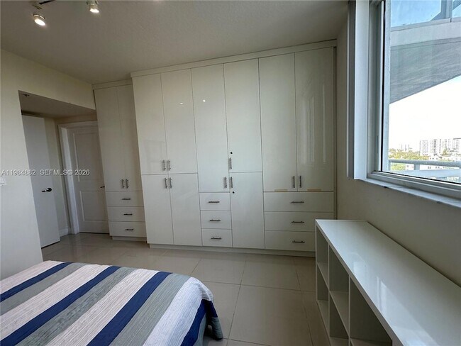 Building Photo - 1861 NW S River Dr