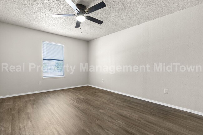 Building Photo - Spacious 2-Bedroom Duplex in South Fort Wo...