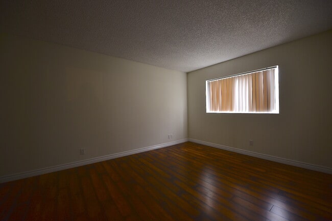 Building Photo - 1339 N Columbus Ave