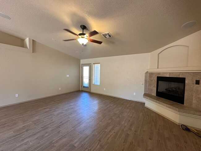 Building Photo - Beautiful 3 bedroom, 3 garage home in Chap...