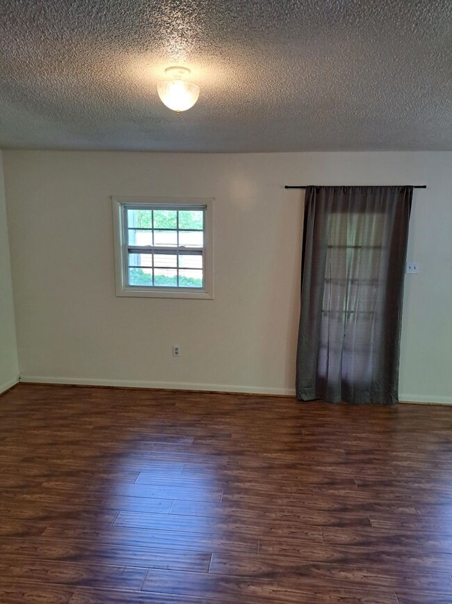 Building Photo - Spacious Remodeled 2 Bedroom Close To Ashe...