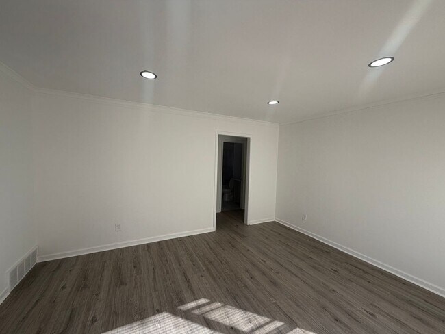 Building Photo - 1956 Edward Ave