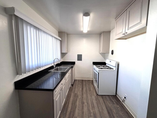 Building Photo - 305 California Blvd