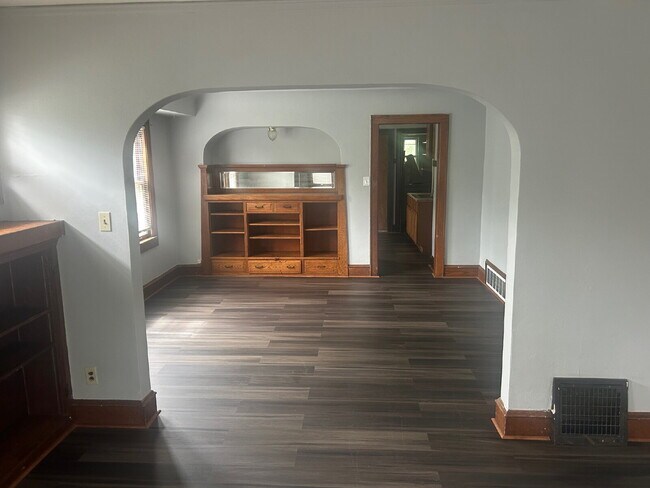 Building Photo - Nice 2 Bedroom 1 Bath