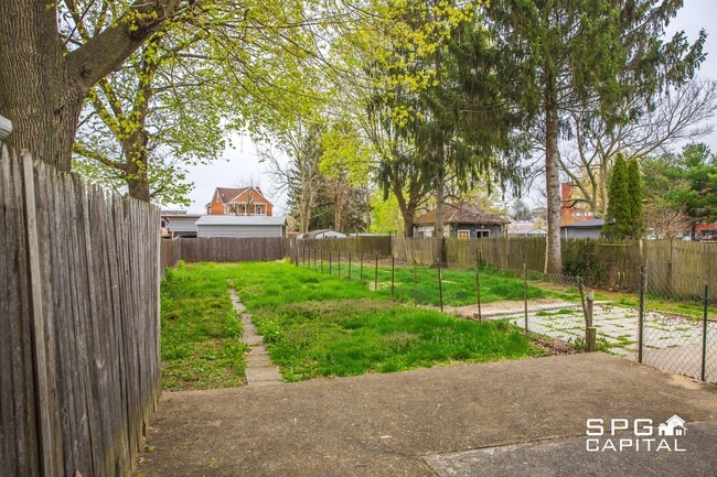 Building Photo - 415 N Pitt St