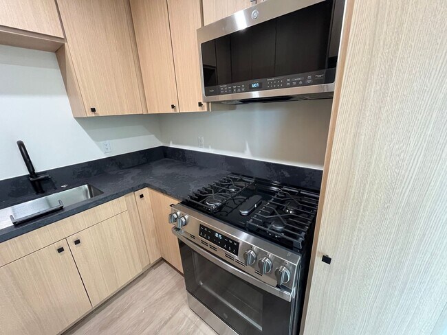 Building Photo - Newly Remodeled 2 Bed 1 Bath Unit in PB