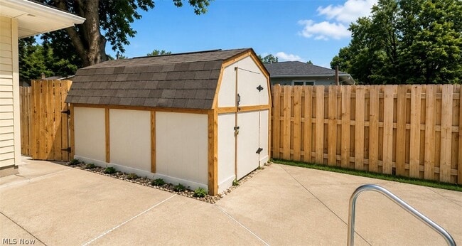 Building Photo - 2065 Hackberry St