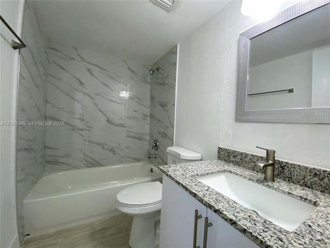 Building Photo - 9320 Fontainebleau Blvd