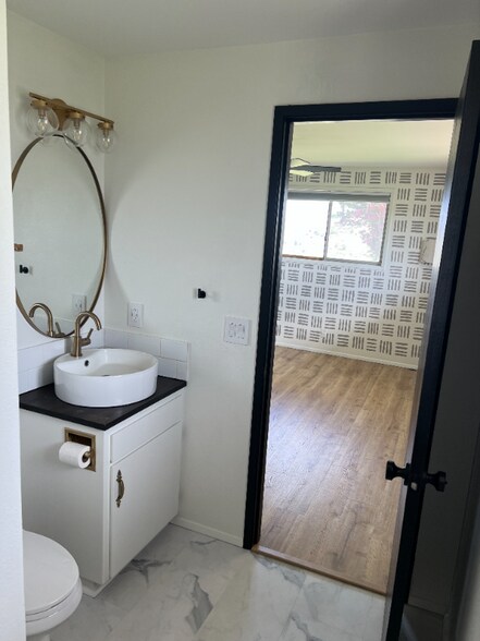 Building Photo - 1209 NE Brown Dr