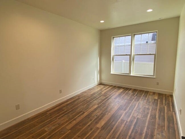 Building Photo - Beautifully Designed 3 Bed Home