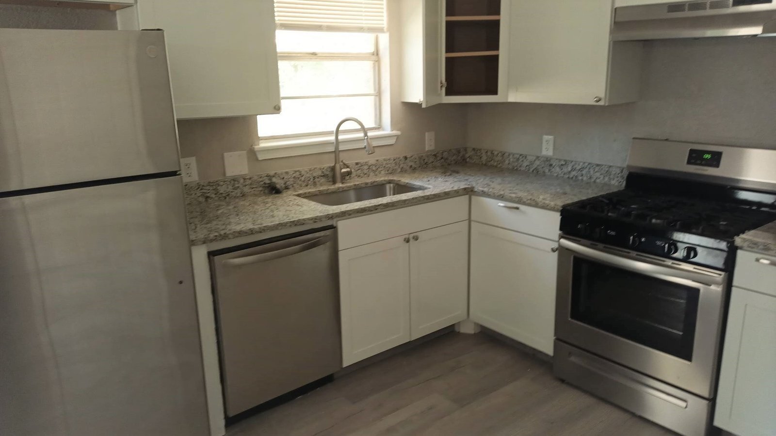 Building Photo - 4408 S Cypress Ave