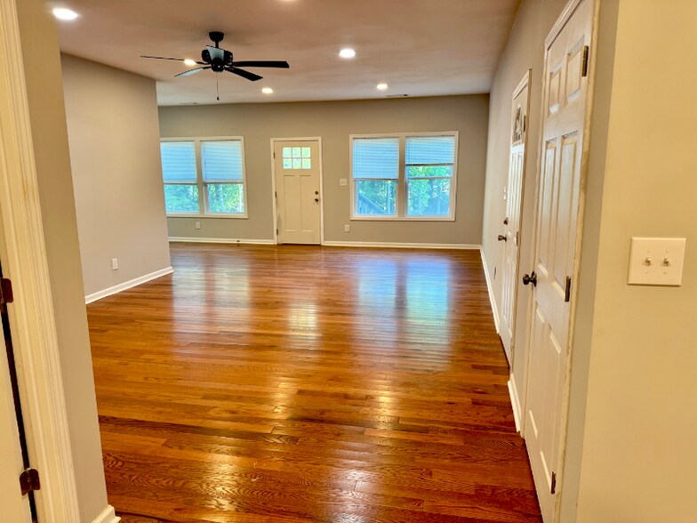 Building Photo - 557 Handyman Ct