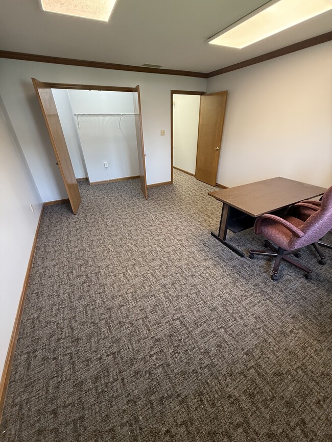 Building Photo - 1052 N University Blvd