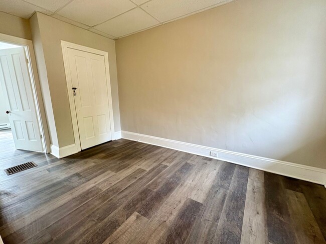 Building Photo - 2 Bedroom 1 Bathroom in York!