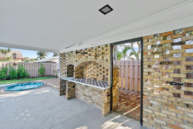 Building Photo - 711 SW 25th Pl