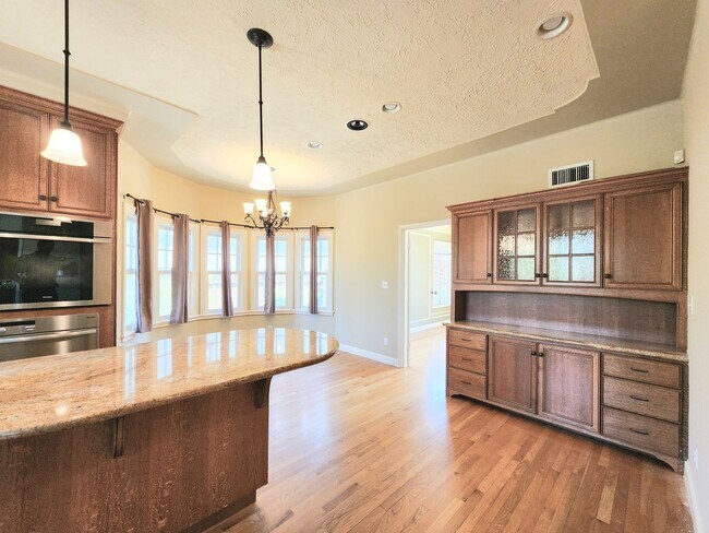Building Photo - Elegant, spacious home in San Mateo