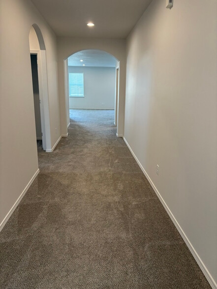 Building Photo - 749 N Doumit Dr