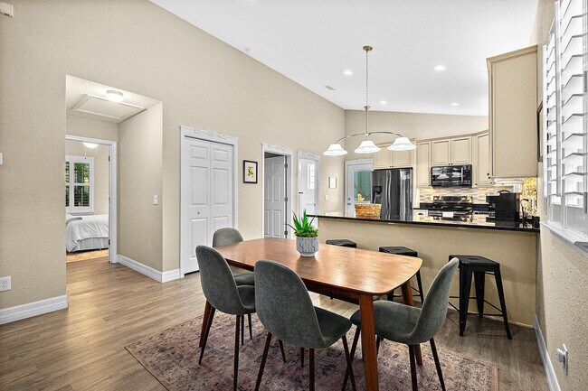 Building Photo - 104 Cedar St