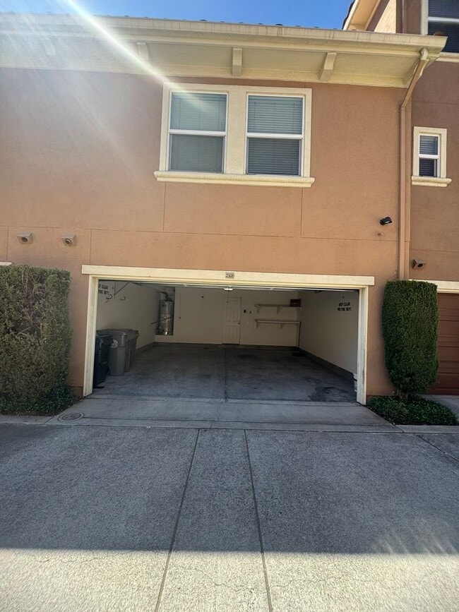 Building Photo - Spacious 2 Story Condo In Westlake Villas