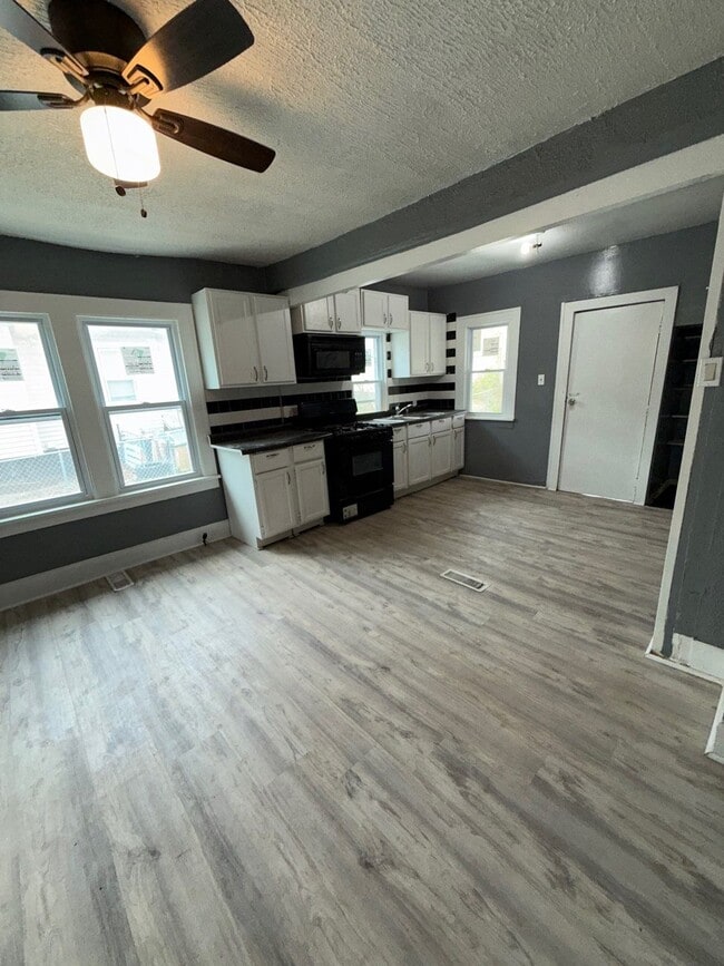 Building Photo - 2437 Elm St