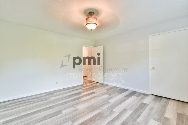 Building Photo - 42 Greenwood Cir