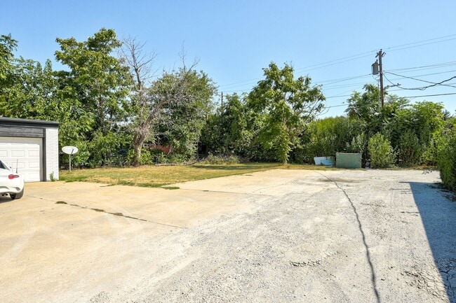 Building Photo - RECENTLY REMODELED!! 1 Bed 1 Bath 1 Mile West of OU Campus