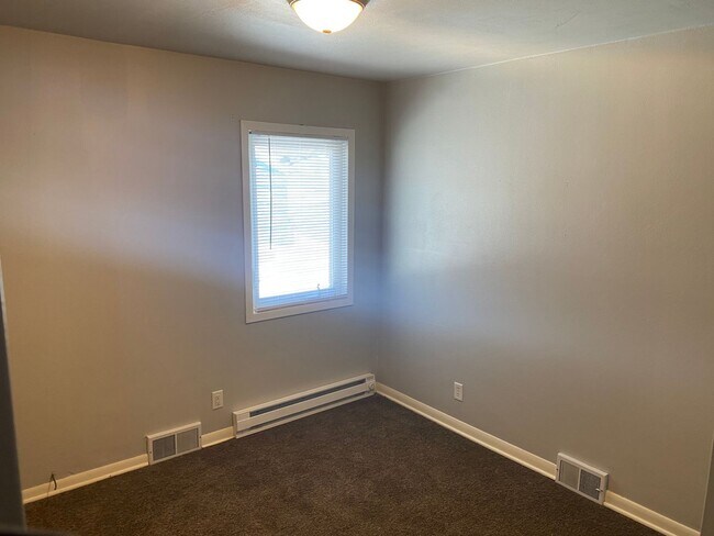 Building Photo - A must see!!! This spacious and newely upd...