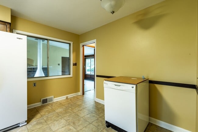 Building Photo - Come home to the serenity of Mequon-Thiensville