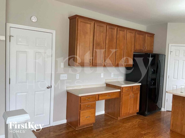 Building Photo - 2500 Red Birch Dr