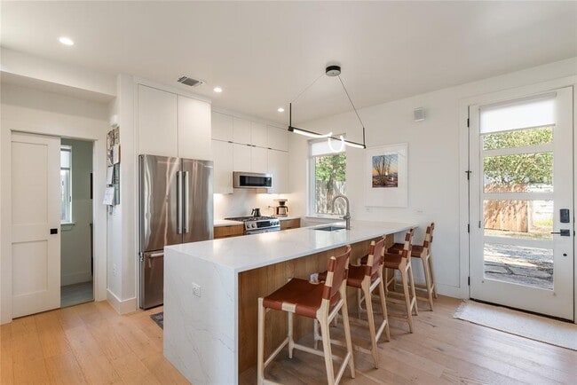 Building Photo - 1300 Perez St