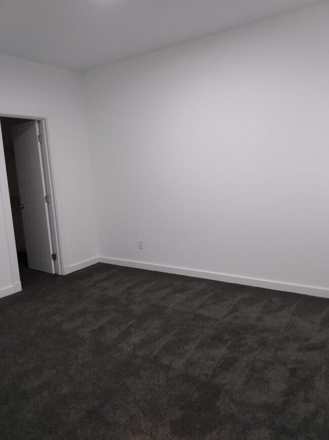 Building Photo - 3 BD/2 BA -Two-Level Townhome, 1bdrm lower...