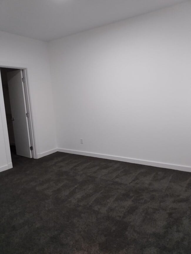 Building Photo - 3 BD/2 BA -Two-Level Townhome, 1bdrm lower level w/ private bath/walk in closet. Lots to Offer, M...