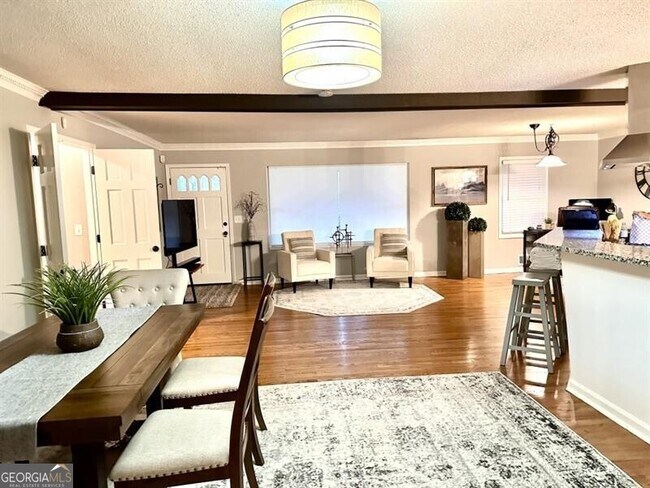 Building Photo - 2805 Pine Hill Dr