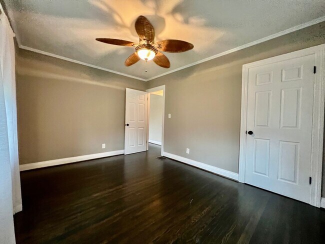 Building Photo - Adorable home located in St. Matthews
