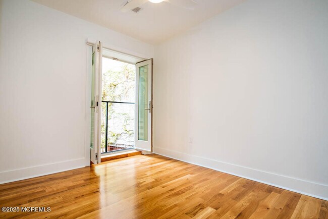 Building Photo - 209 Bond St