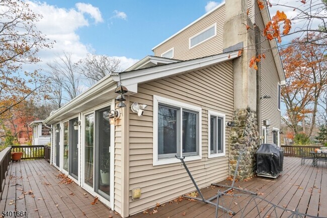 Building Photo - 197 Point Breeze Dr