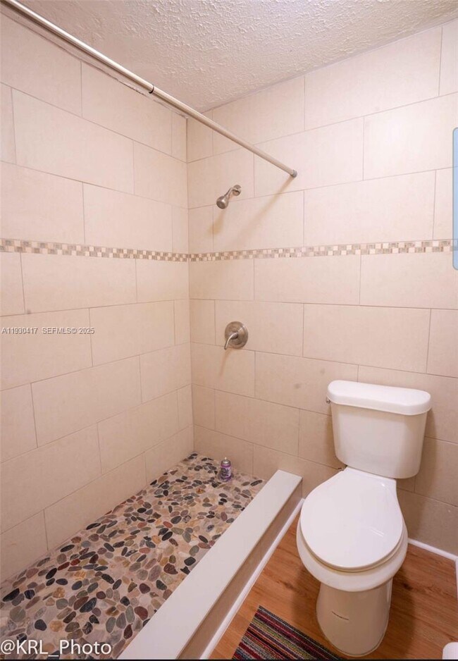 Building Photo - 811 NE 14th Ct