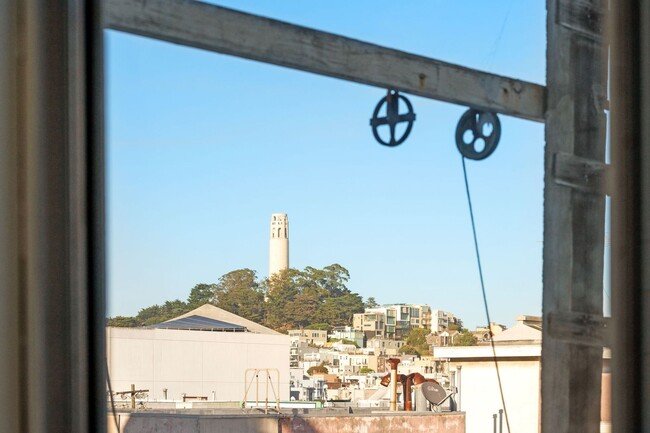 Building Photo - Steps away from the heart of North Beach!!...