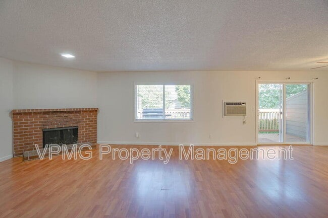 Building Photo - 605 SE 121st Ave