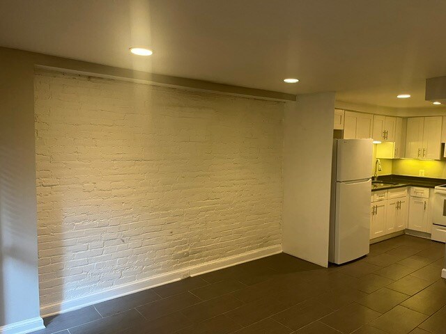 Building Photo - 117 10th St NE