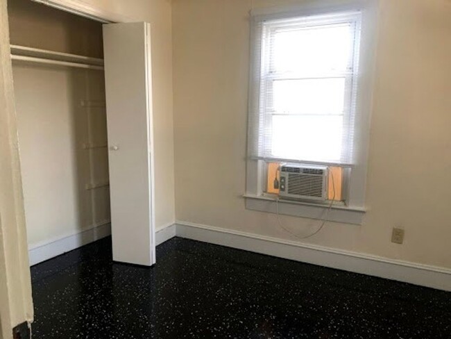 Building Photo - Two bedroom, 1 bath Quadplex in Burlington