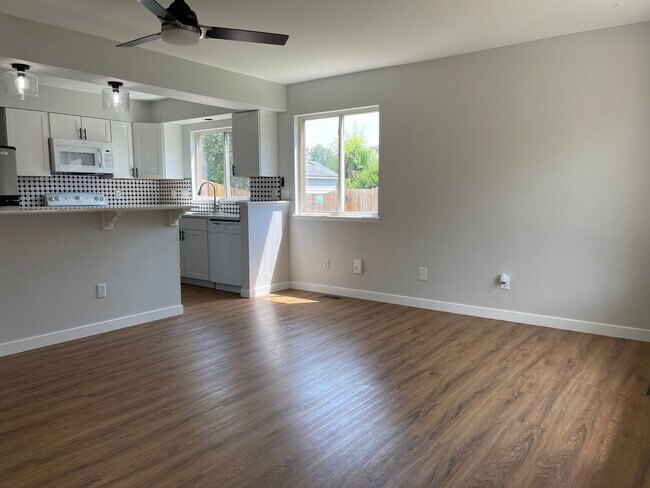 Building Photo - Duplex with 5 Bedroom & 4 Baths