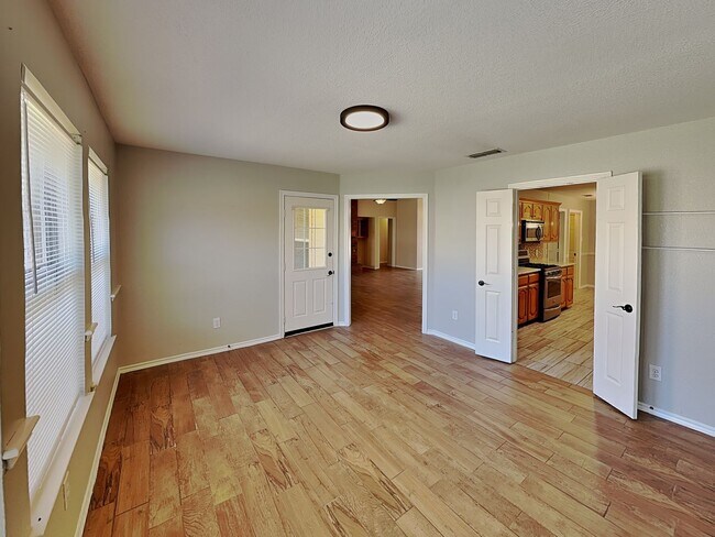 Building Photo - Your Dream Home Awaits in Parkwest—No Carpet, All Charm!