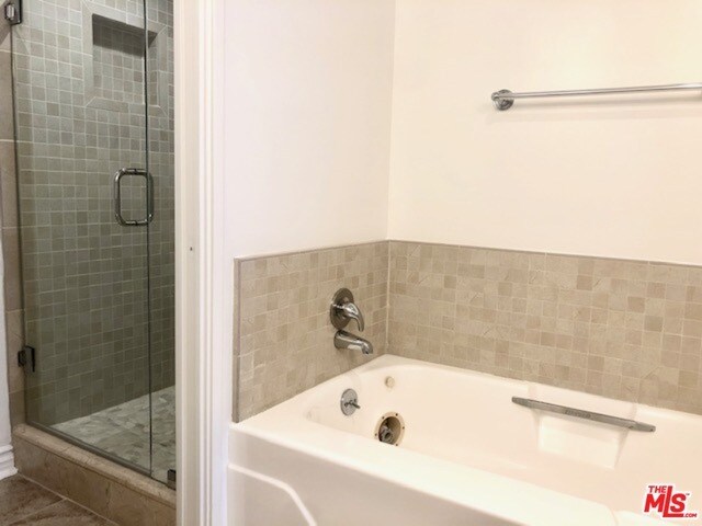 Building Photo - 435 N Oakhurst Dr